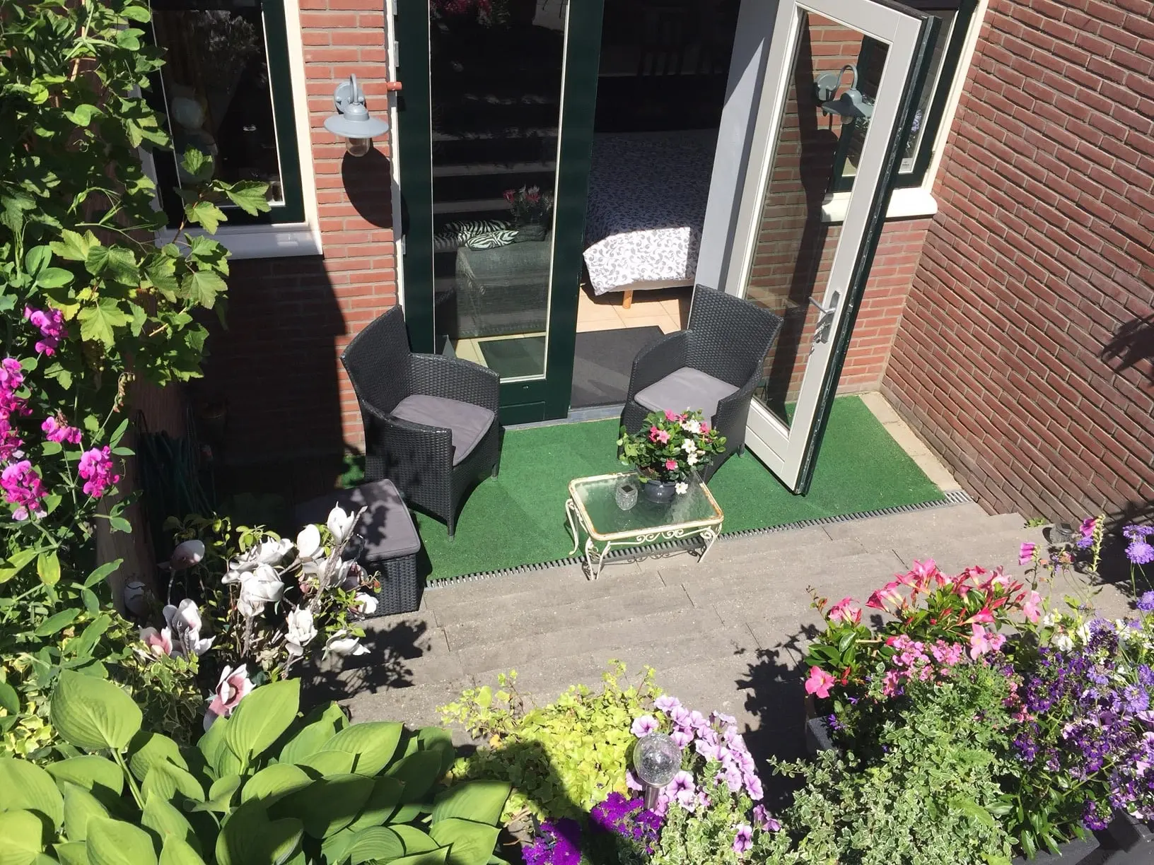 Het eigen terras met zitje, tussen de bloemen
