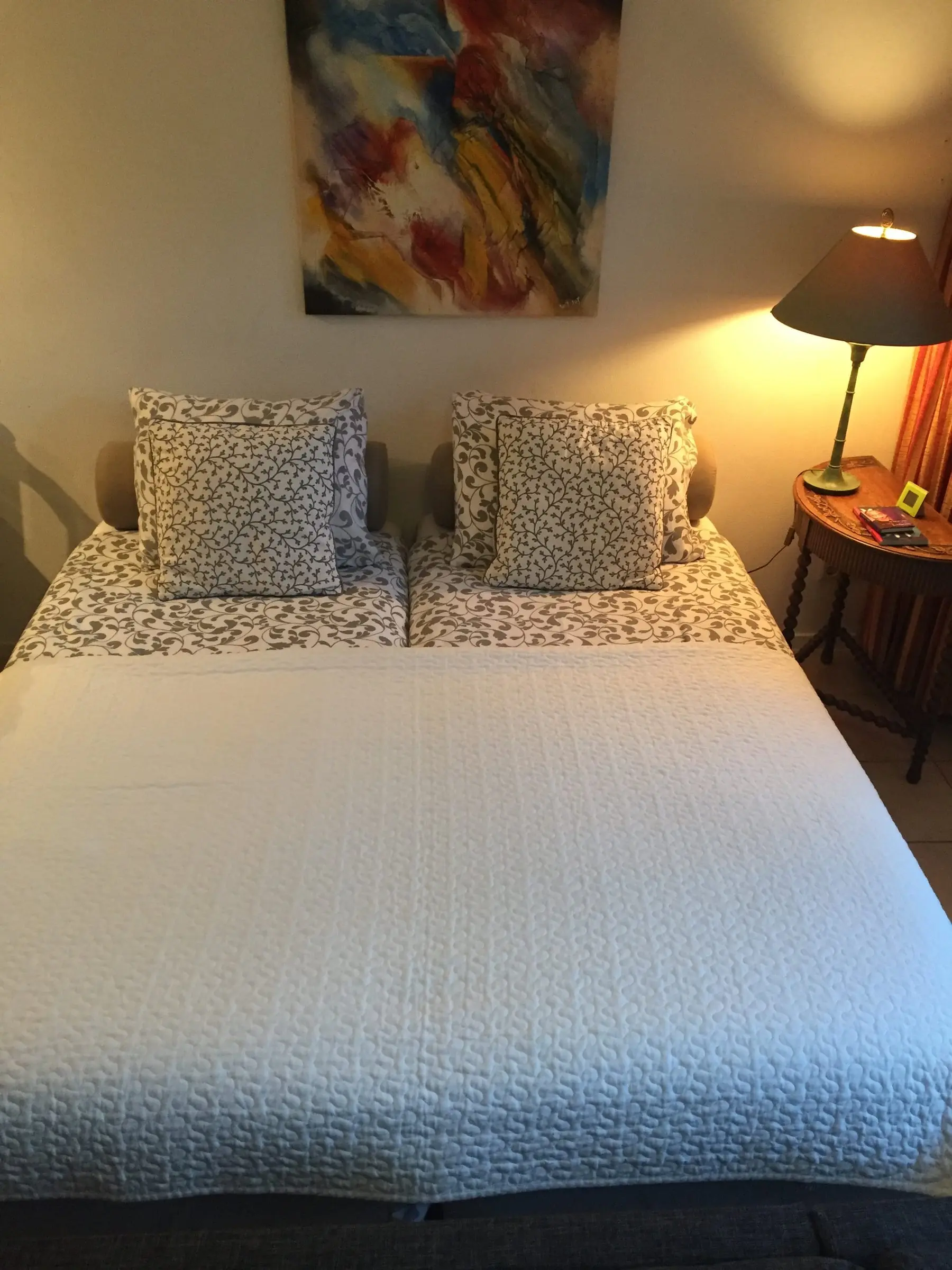 De slaapkamer met twee boxspringbedden
