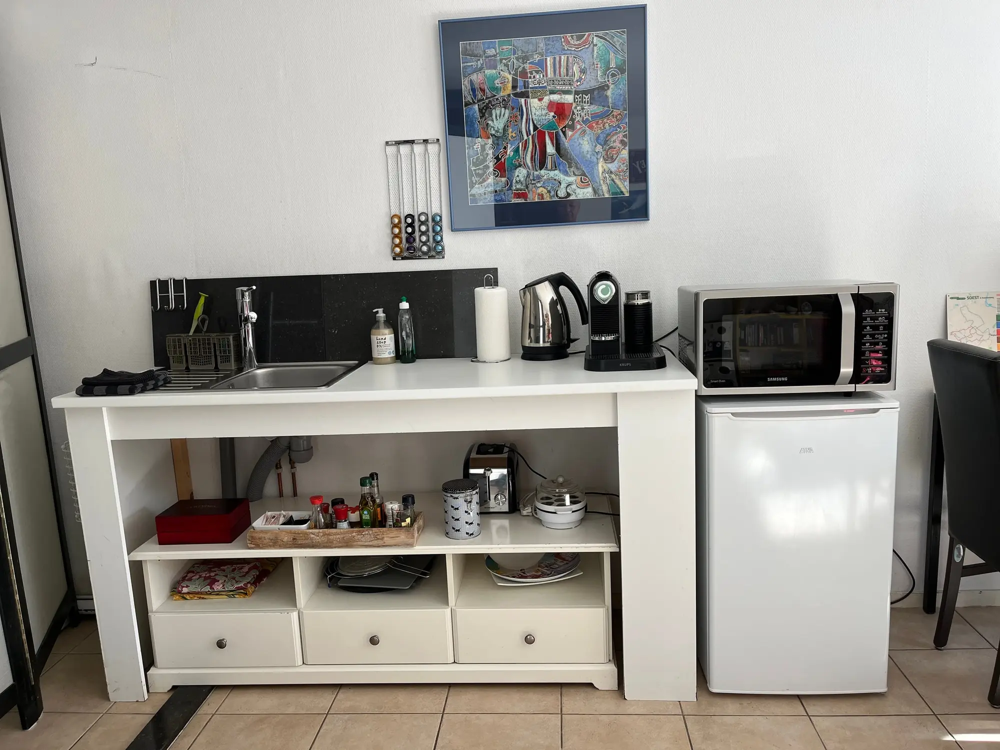 Kitchenette met Nespresso, waterkoker, magnetron en koelkast
