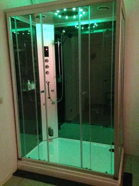 Stoomdouche met lichtsensatie