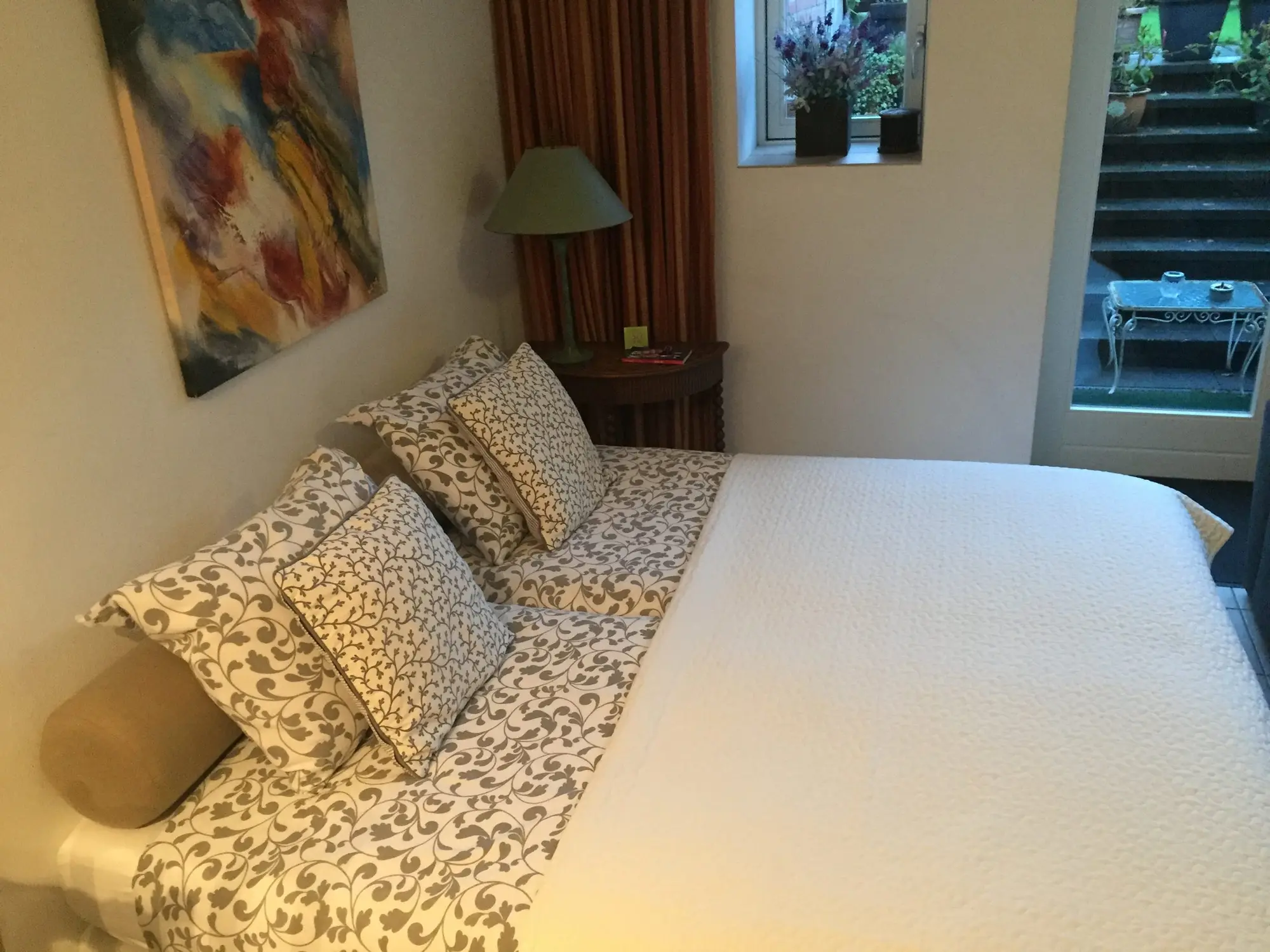 De studio met twee boxspringbedden
