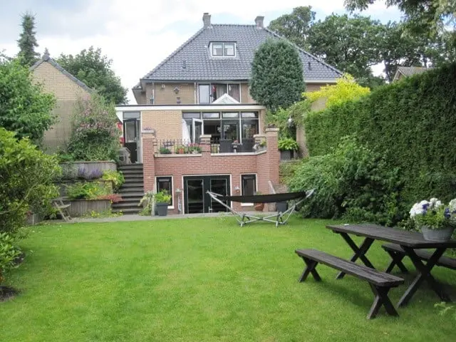De tuin in de zomer